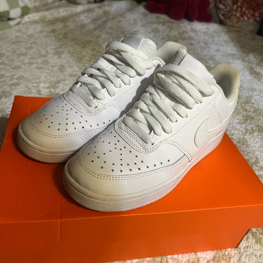 Nike court vision low size 6 women’s